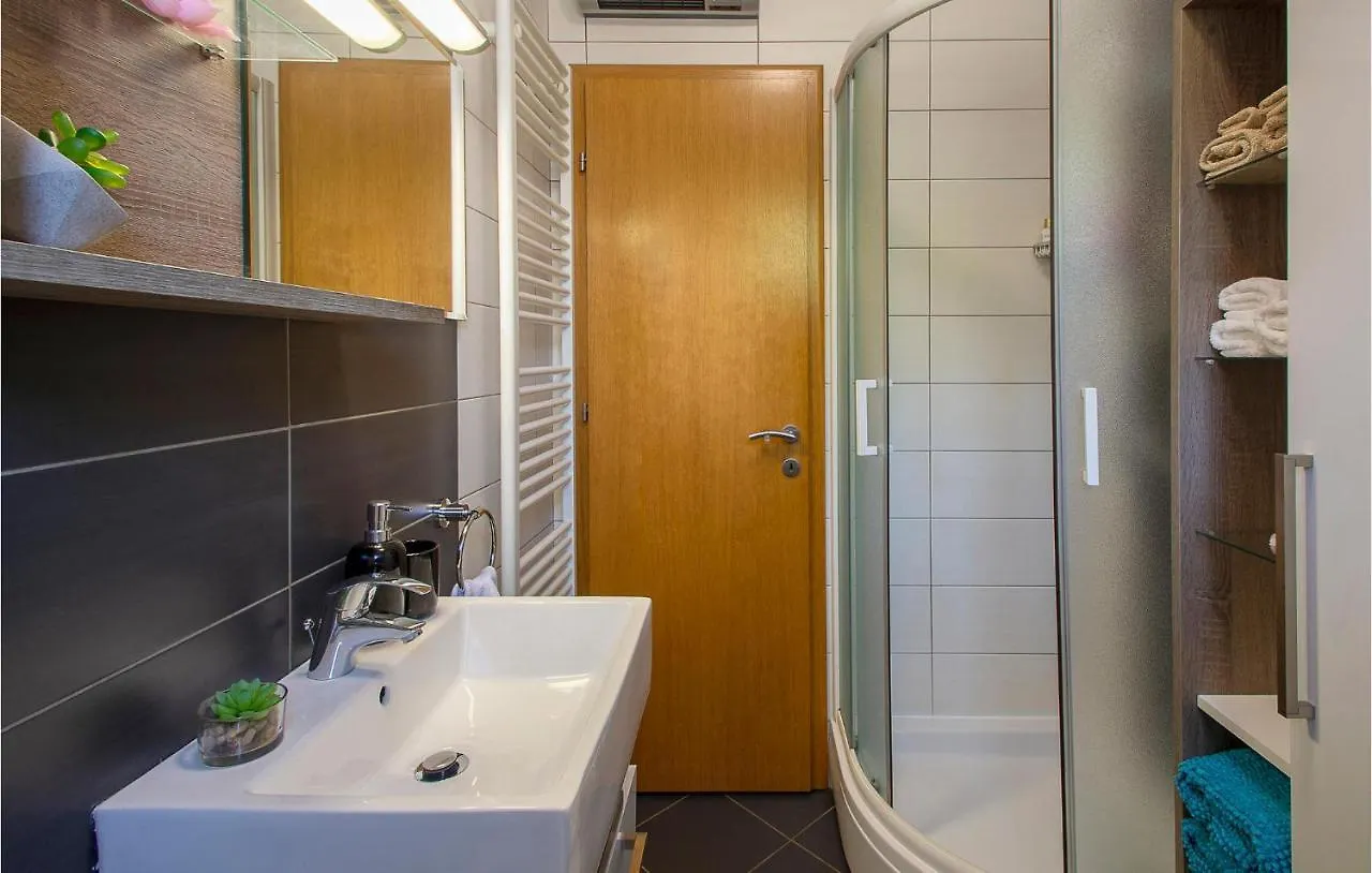 Lovely Apartment In Rovinjsko Selo With Kitchen
