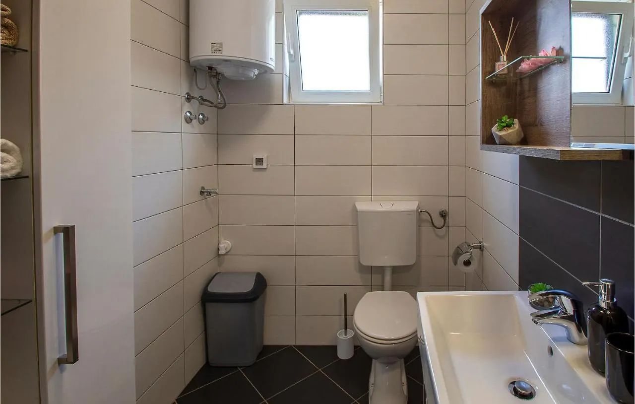 Lovely Apartment In Rovinjsko Selo With Kitchen