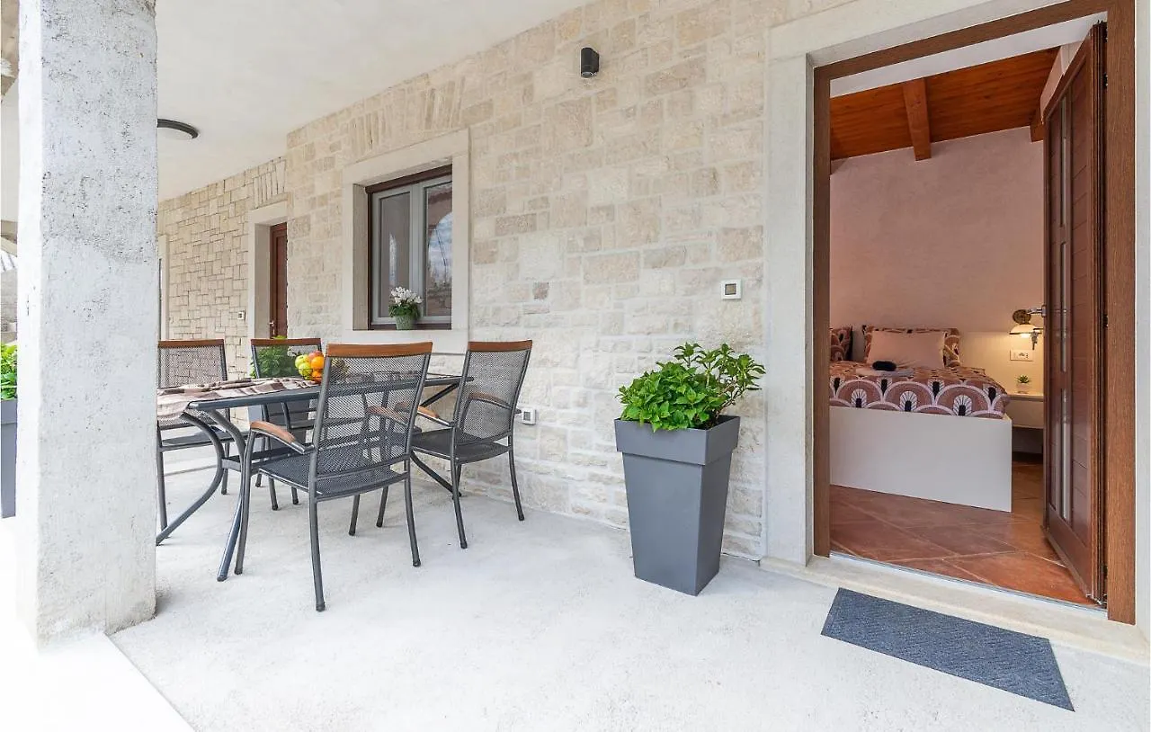 Lovely Apartment In Rovinjsko Selo With Kitchen